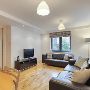 Apartment *amazing Location!*in Heart Of The City. 2br & Cot, Edinburgh