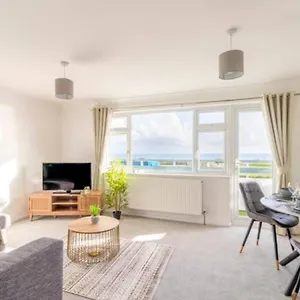 https://large-sea-view-2-bedroom-sleeps-6-free-parking.tophotelsbath.com