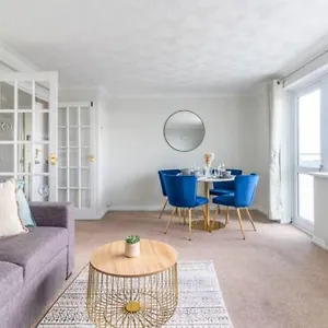 https://trendy-sea-view-2-bedroom-sleeps-6-free-parking.tophotelsbath.com
